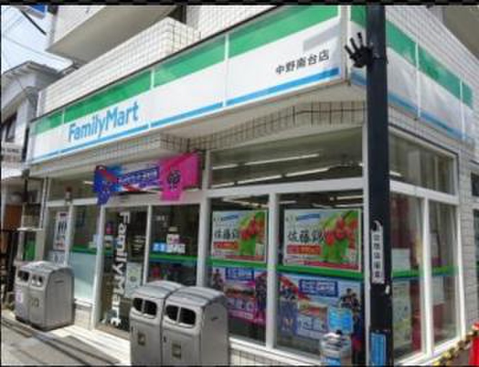 コンビニ　ファミリーマート（コンビニ）まで212m