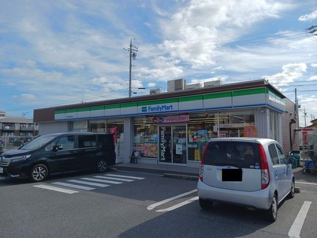コンビニ　ファミリーマート鈴鹿中江島店（コンビニ）まで130m