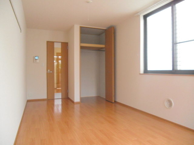 居室・リビング　角部屋２面採光で明るい洋室　ゆとりの８．８帖