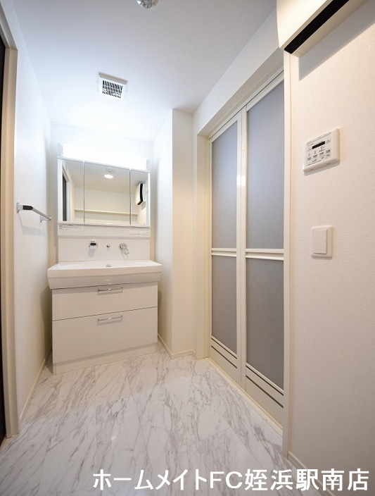 洗面設備　★洗面台は三面鏡付きのシャンプードレッサー★※別部屋参考画像