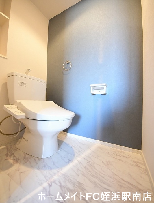 トイレ　★温水洗浄便座、棚付きのトイレ♪★※別部屋参考画像