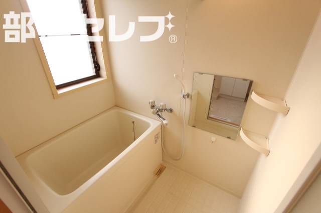 バス・シャワールーム　窓のあるトイレです。