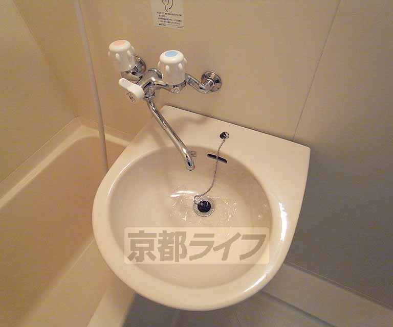 洗面設備　洗面台は浴室にあります。