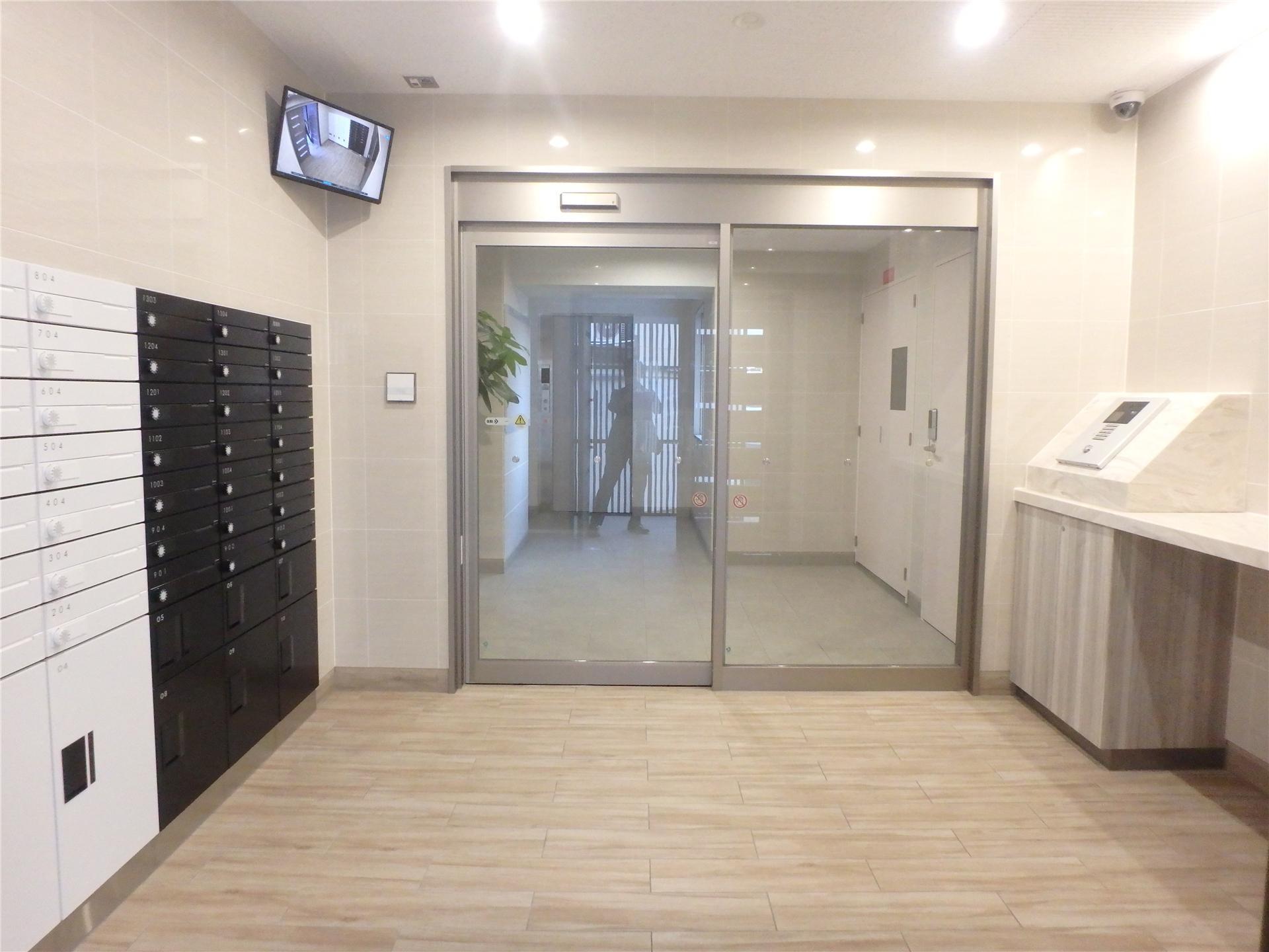 セキュリティ　防犯カメラ・オートロック・宅配ボックス付きのエントランスです