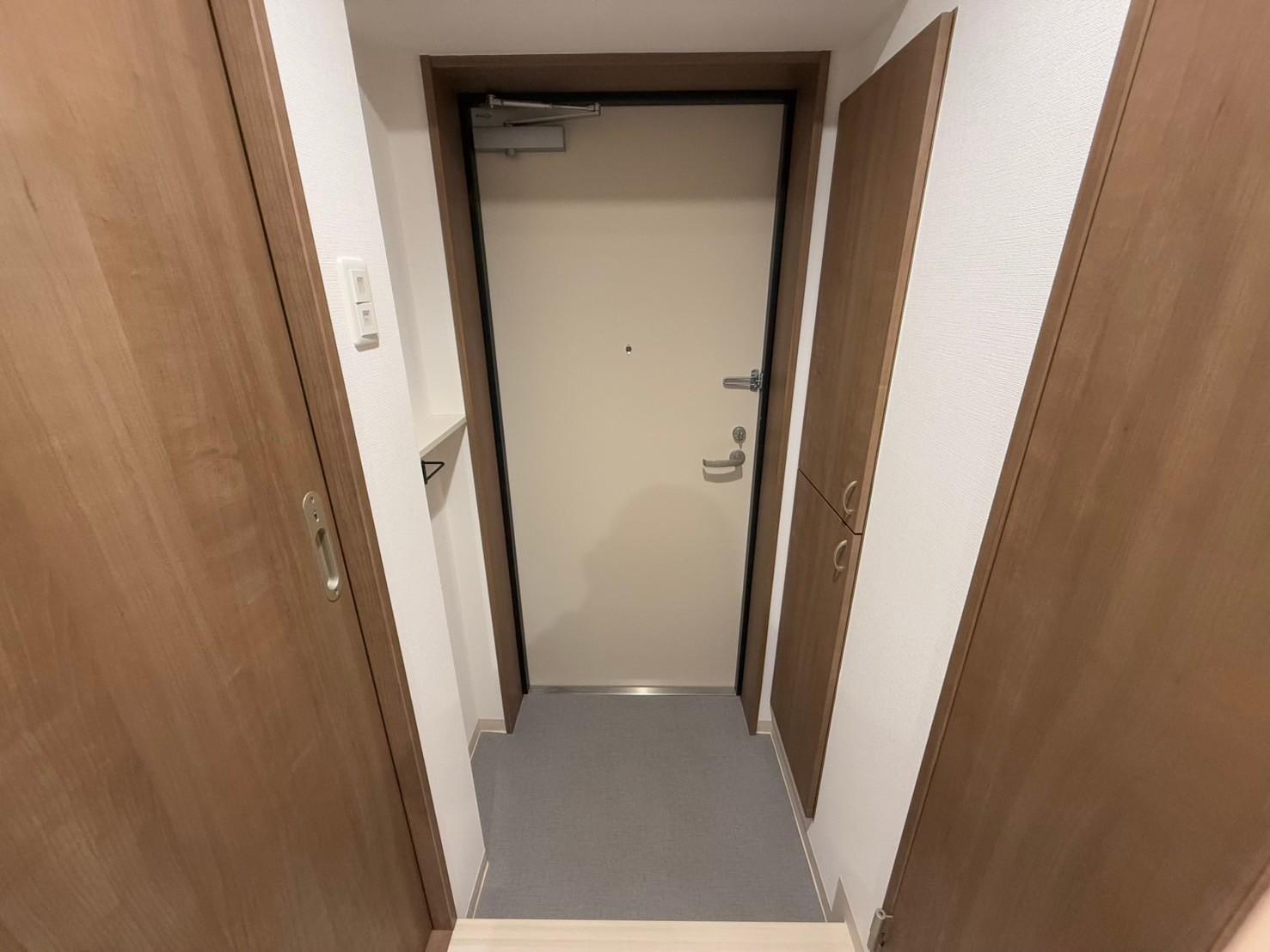 玄関　シューズボックス付き、小物が置ける棚もあります