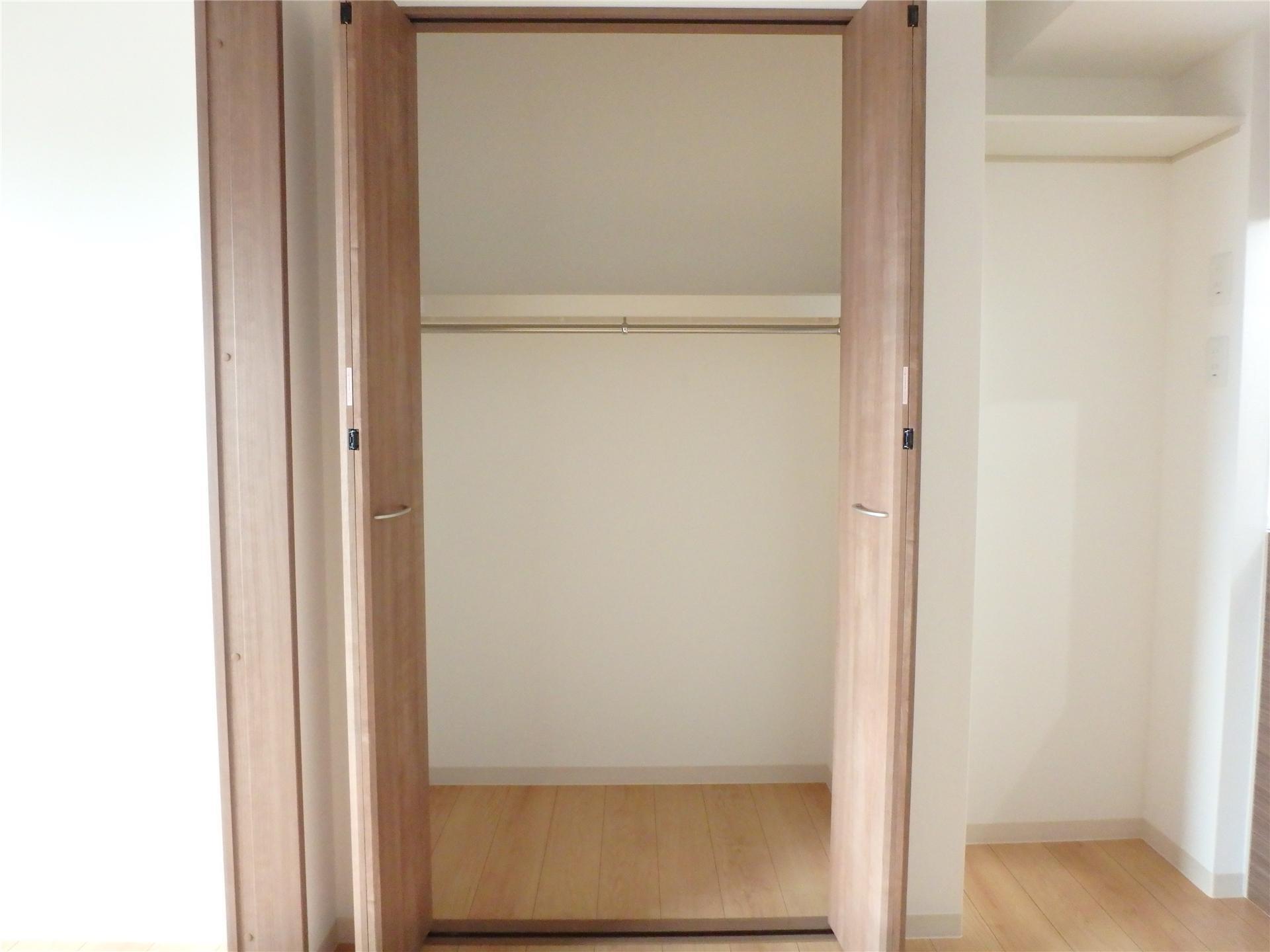 収納　上部にもハンガーバーあるクローゼットです