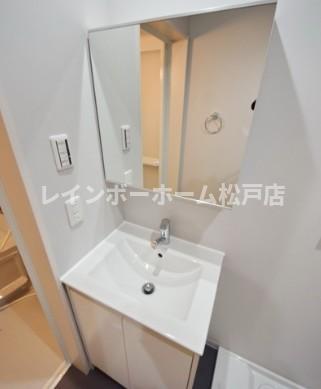 洗面設備　明るい洗面所です