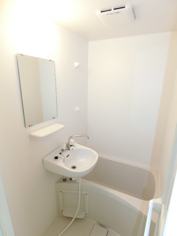 バス・シャワールーム　十分な広さのバスルーム