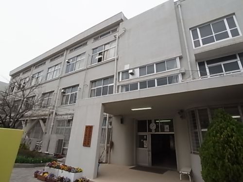 中学校　湊川中学校（中学校）まで298m