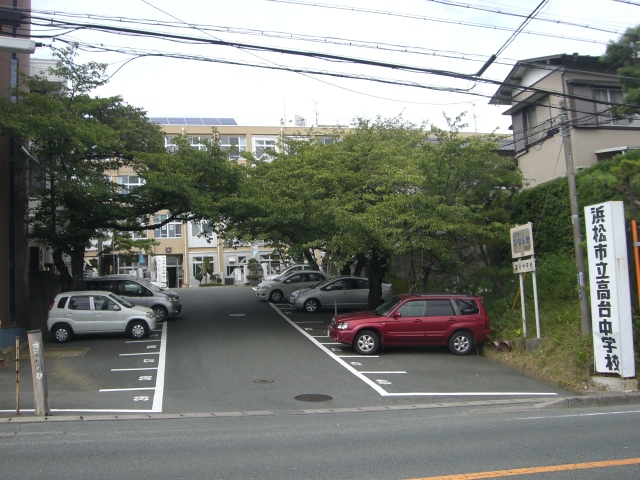 中学校　浜松市立高台中学校（中学校）まで330m