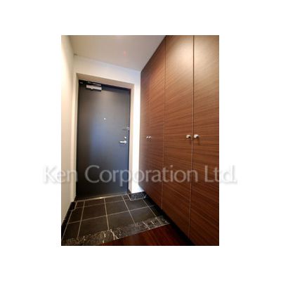 玄関　同タイプ5階のお部屋を撮影。仕様が異なることがあります。