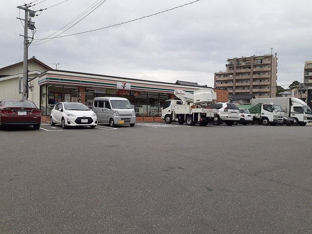 コンビニ　セブンイレブン博多席田小学校前（コンビニ）まで300m
