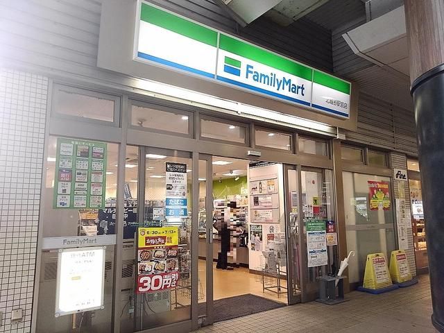 コンビニ　ファミリーマート北越谷駅前店（コンビニ）まで100m