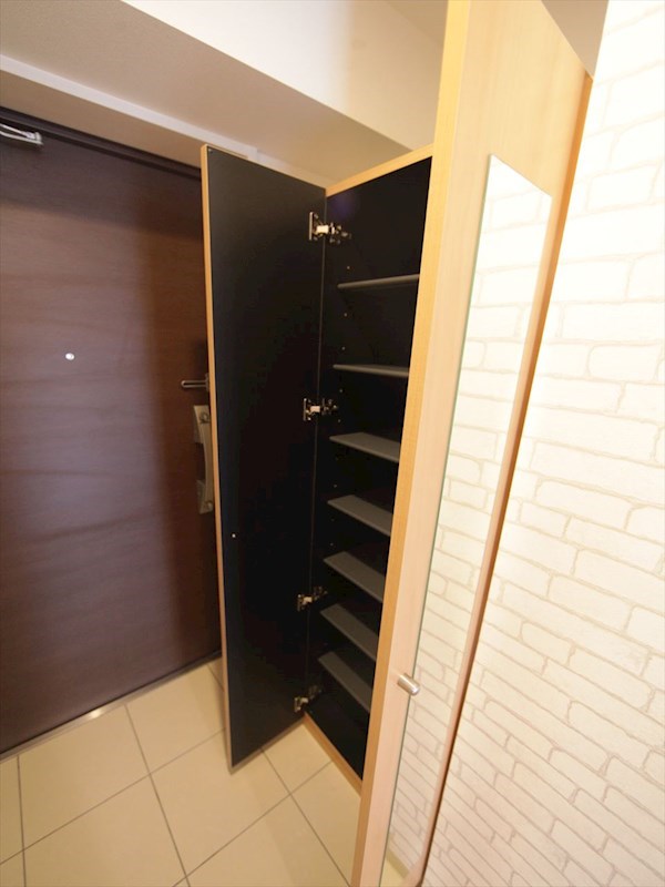 玄関　玄関　シューズボックス　姿見鏡付き（収納充実してます）