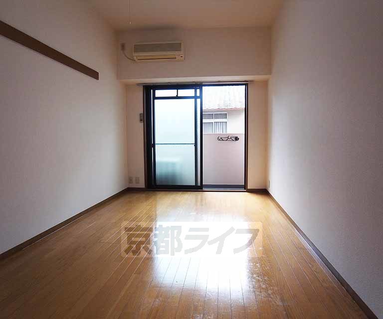 居室・リビング　綺麗に改装されています。