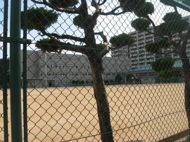 小学校　高槻市立松原小学校（小学校）まで430m
