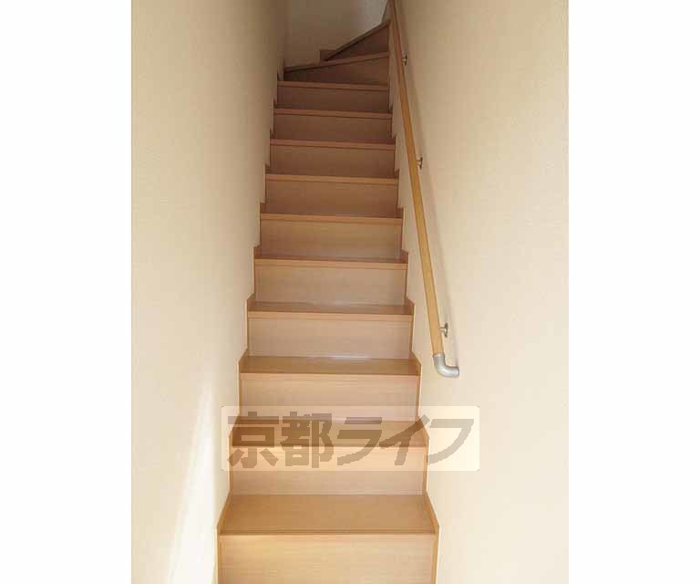 その他部屋・スペース　玄関を開けたら階段です！