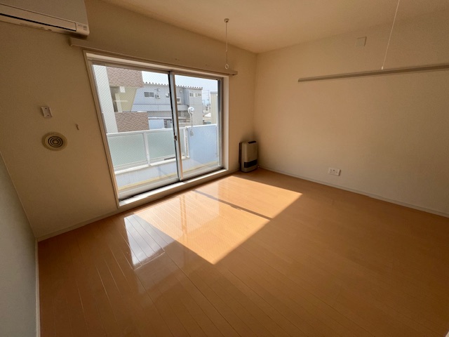 居室・リビング　参考画像（間取りは反転）　入居中の為、タイプの別のお部屋にな