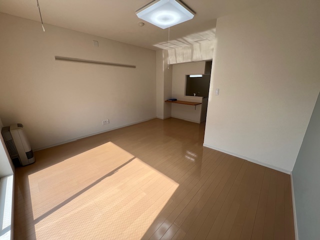 居室・リビング　参考画像（間取りは反転）　入居中の為、タイプの別のお部屋にな