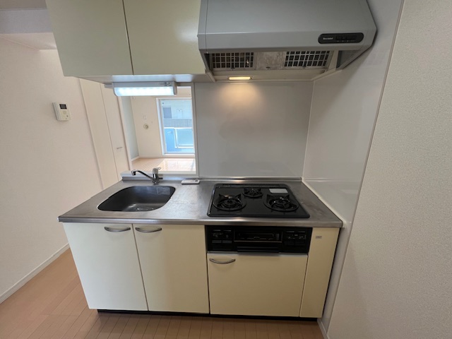 キッチン　参考画像（間取りは反転）　入居中の為、タイプの別のお部屋にな