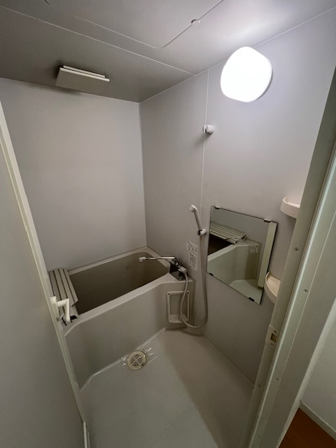 バス・シャワールーム　参考画像（間取りは反転）　入居中の為、タイプの別のお部屋にな