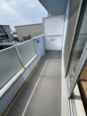 バルコニー　参考画像（間取りは反転）　入居中の為、タイプの別のお部屋にな