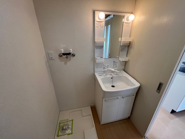 洗面設備　参考画像（間取りは反転）　入居中の為、タイプの別のお部屋にな