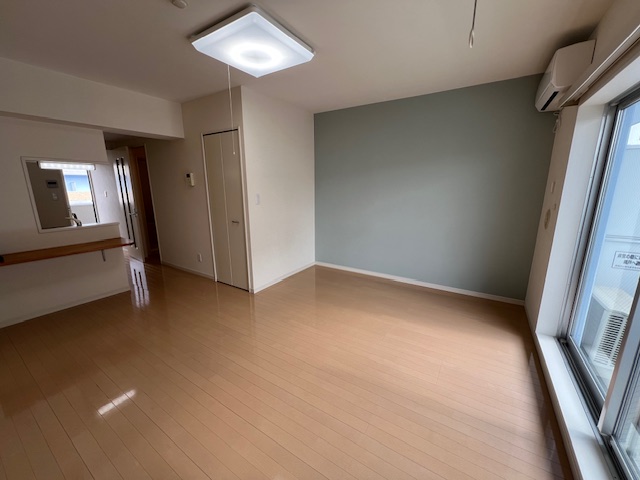 居室・リビング　参考画像（間取りは反転）　入居中の為、タイプの別のお部屋にな