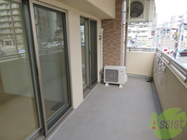 バルコニー　バルコニーは幅があり、広い印象を受けました。