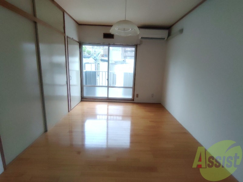 居室・リビング　大きな窓からたくさんの陽が差すリビングです。