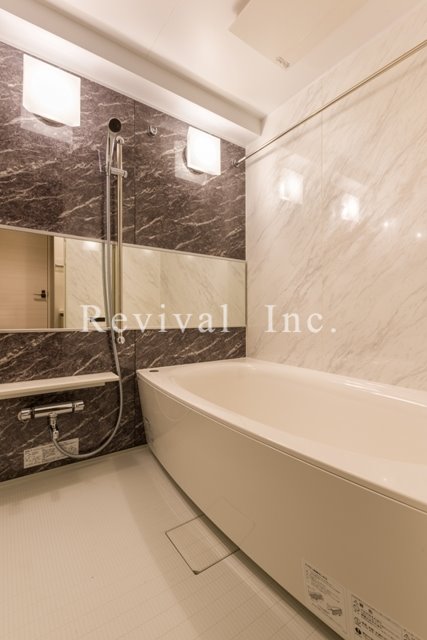 バス・シャワールーム　追い焚き・浴室乾燥完備でございます