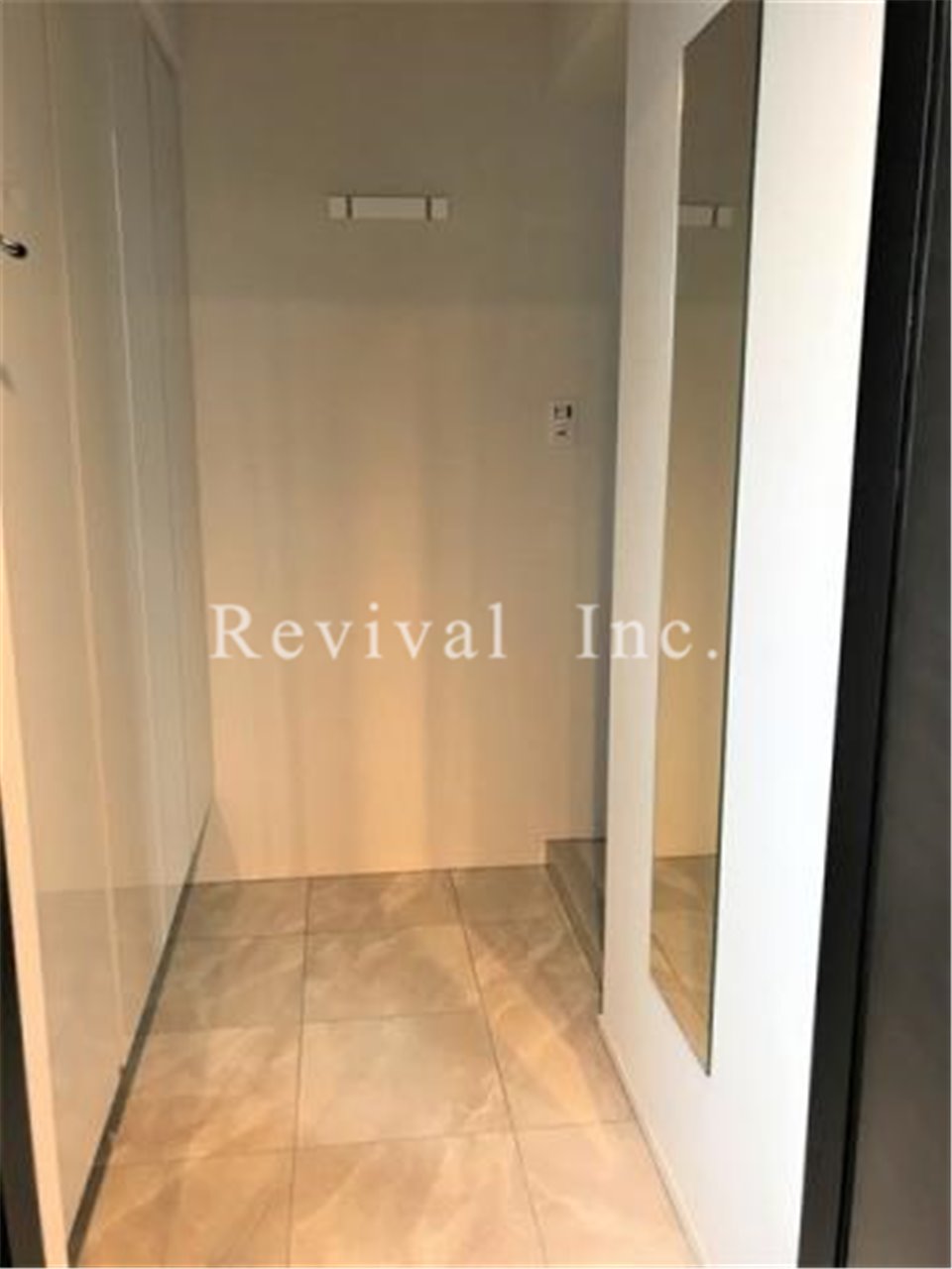 玄関　スッキリとした玄関でございます