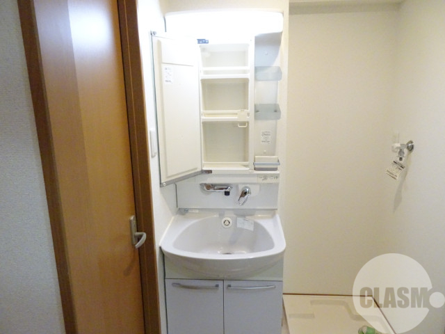 洗面設備　鏡を開くと収納があります♪