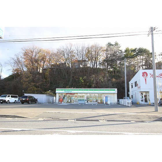 コンビニ　ファミリーマート川平一丁目店（コンビニ）まで212m