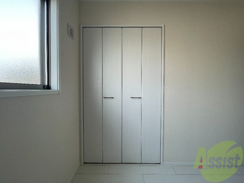 収納　洋室にあるクローゼットです。両開きになっています。