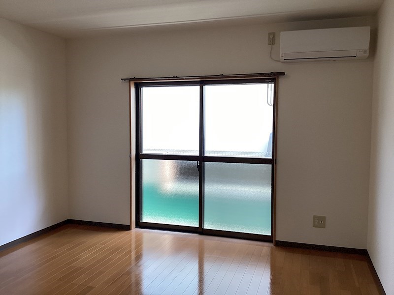 居室・リビング　明るい陽射しが差し込む居室！