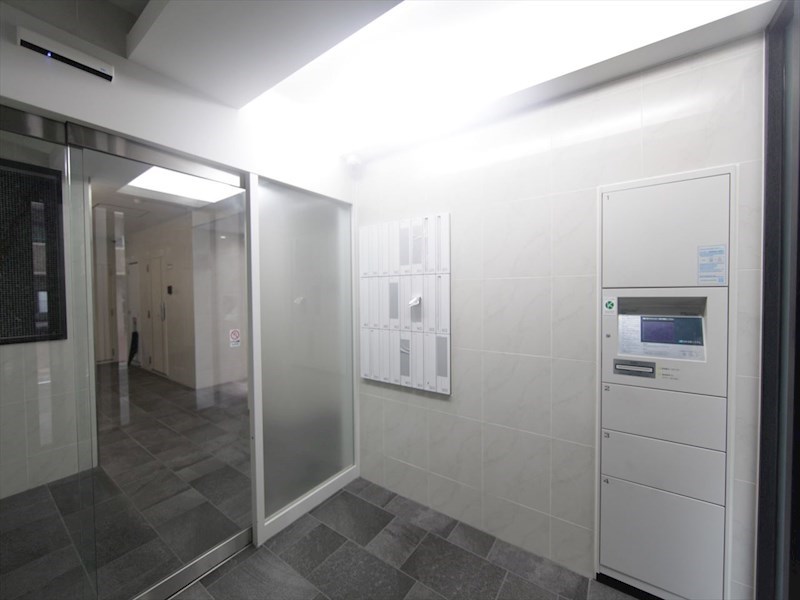 エントランス　エントランス　オートロック　宅配ＢＯＸ　防犯カメラ