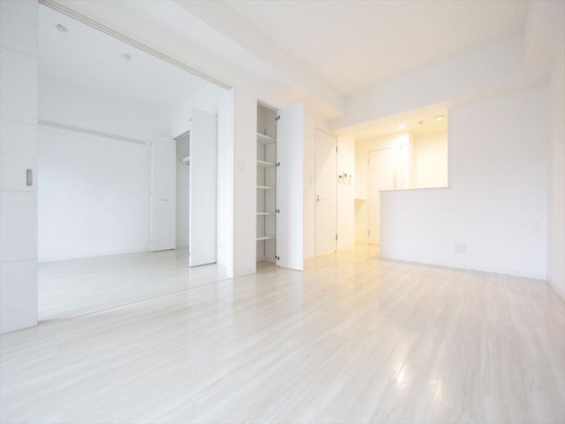 居室・リビング　ＬＤＫ13帖　洋室5.8帖　つなげても仕切っても使えます