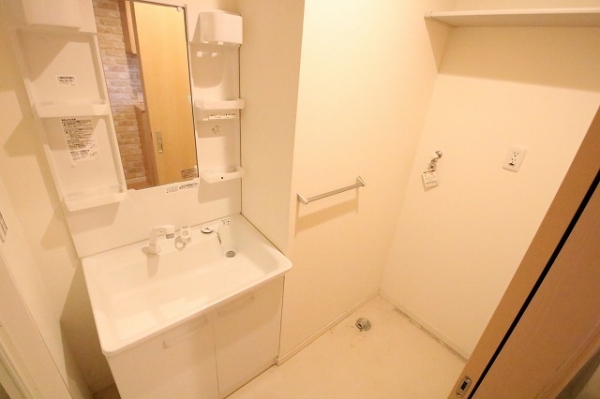 洗面設備　※同物件別号室写真となります。