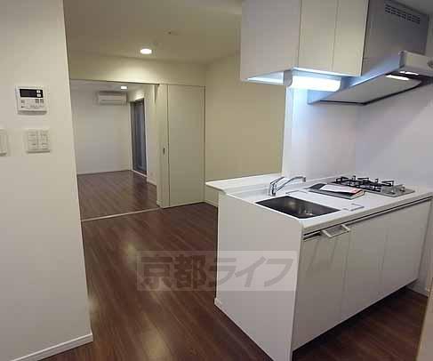 居室・リビング　シックな色調の室内。