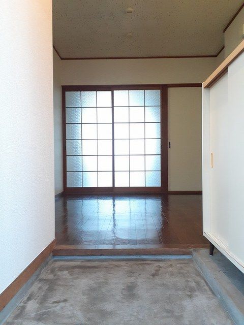 玄関　同物件の別部屋になります。