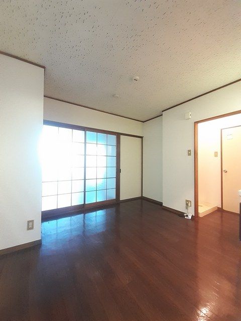 居室・リビング　同物件の別部屋になります。