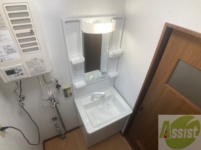 洗面設備　独立洗面台です。大きくてよいですね。シャンプーもできます！