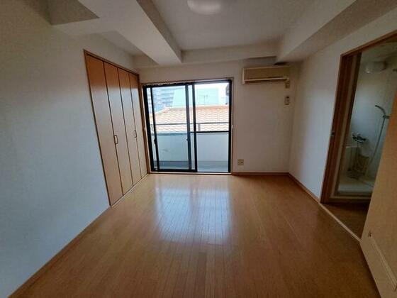 居室・リビング　室内掲載写真は同建物の他の部屋のものです。