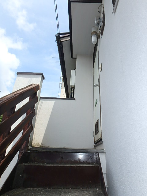 玄関　２階１世帯のみ。独立性の高い２Ｋアパートです。