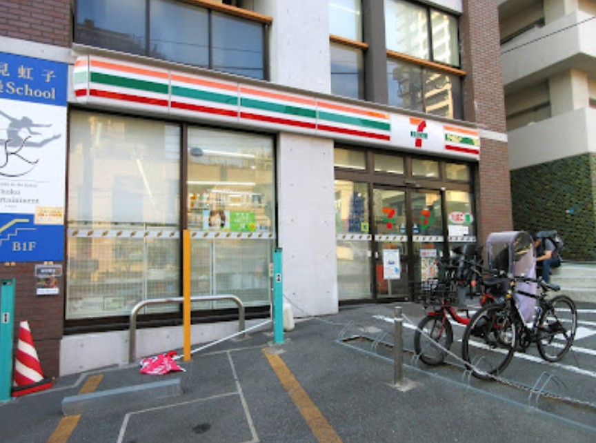 コンビニ　セブンイレブン 市谷柳町店（コンビニ）まで550m