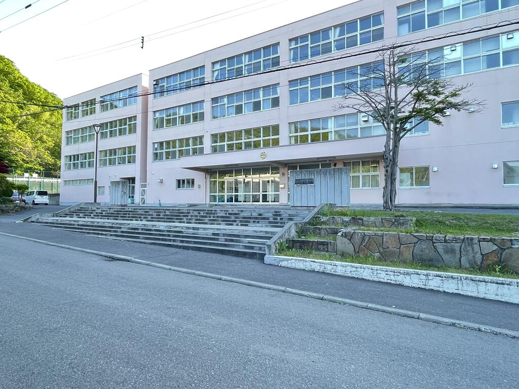 中学校　札幌市立手稲西中学校（中学校）まで1312m