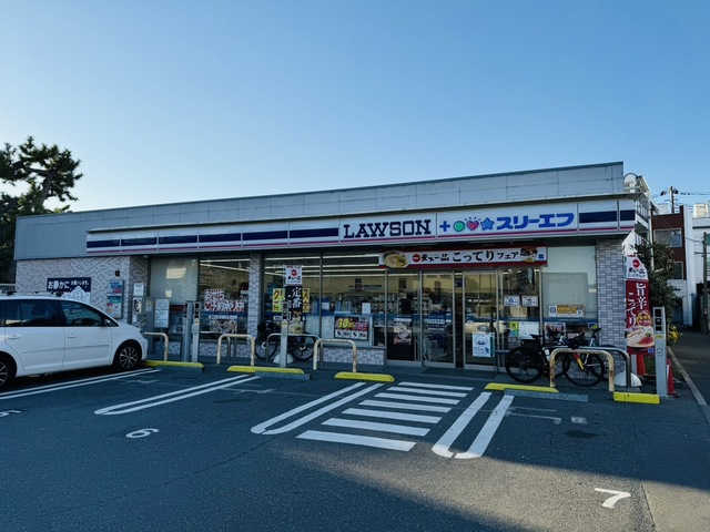 コンビニ　ローソン・スリーエフ鎌倉由比ガ浜店（コンビニ）まで613m