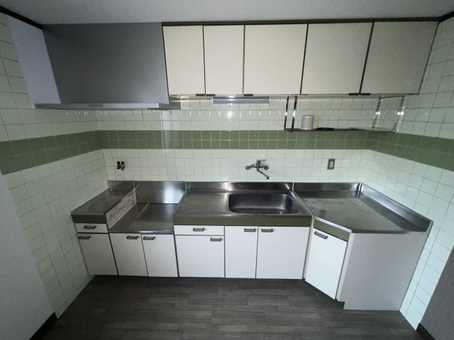 キッチン　キッチンにも収納がたっぷりあって便利です♪