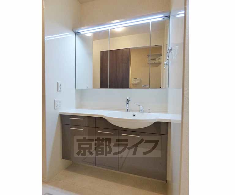 洗面設備　広めの独立洗面台です